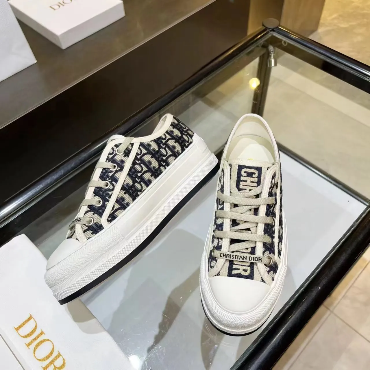 P520👟👟, Dijia's popular presbyopic thick-soled embroidery, the goddess model Dior's big hit in 2023, the upper inherits the classic presbyopic series, sheepskin lining, cowhide feet, rubber outsole is lightweight, the outsole is 5cm thick, allowing you to instantly grow your legs, super versatile, a must-have. Code number: 35-41 (34, 41, 42 can be customized) Tiger head series, black, gray, pink and blue, four colors